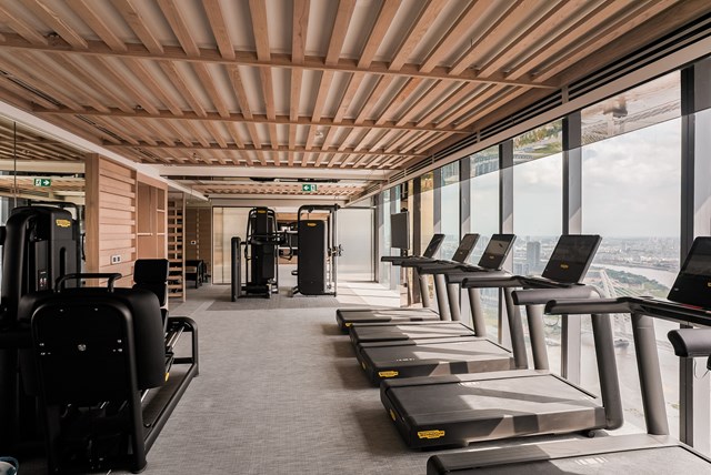 Ph&ograve;ng gym tầng 46 t&ograve;a Lake với trang thiết bị hiện đại v&agrave; tầm nh&igrave;n tuyệt đẹp &nbsp;