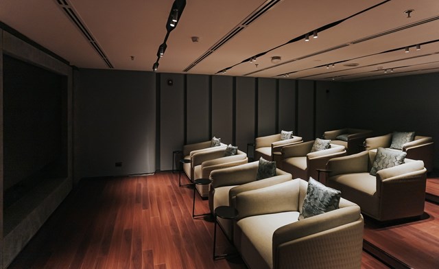 Rạp phim rộng gần 70 m2 bố tr&iacute; 9 ghế ngồi cao cấp d&agrave;nh cho c&aacute;c hoạt đ&ocirc;ng giải tr&iacute; ri&ecirc;ng tư của cư d&acirc;n &nbsp;