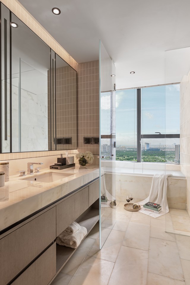 Ph&ograve;ng tắm master trong căn hộ h&agrave;ng hiệu Marriott được bao tr&ugrave;m trong đ&aacute; cẩm thạch sang trọng. &nbsp;