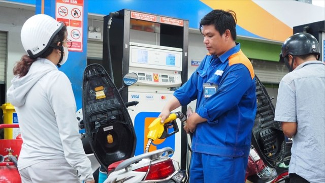 Giá xăng dầu hôm nay 25/10: Xăng dầu đồng loạt giảm - Ảnh 1 Giá xăng dầu hôm nay 25/10: Xăng dầu đồng loạt giảm - Ảnh 1