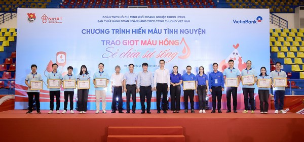 Ban Thường vụ Đo&agrave;n VietinBank trao Bằng khen cho c&aacute;c tập thể v&agrave; c&aacute; nh&acirc;n c&oacute; th&agrave;nh t&iacute;ch xuất sắc trong phong tr&agrave;o hiến m&aacute;u.