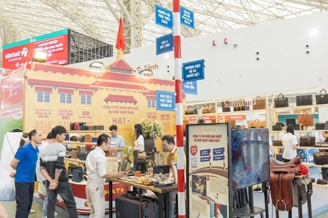 Choáng ngợp giữa Hội chợ Mùa Thu 2025: Mua - Ăn - Chơi - Chill - Check-in cả tuần không hết - Ảnh 2 Choáng ngợp giữa Hội chợ Mùa Thu 2025: Mua - Ăn - Chơi - Chill - Check-in cả tuần không hết - Ảnh 2