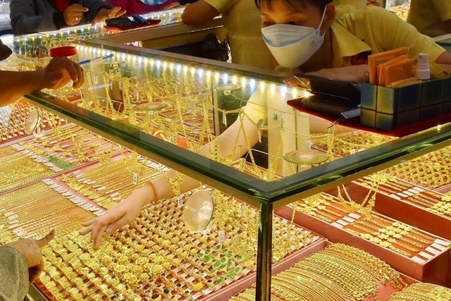 Giá vàng hôm nay 29/10/2025: Ồ ạt lao dốc - Ảnh 1 Giá vàng hôm nay 29/10/2025: Ồ ạt lao dốc - Ảnh 1