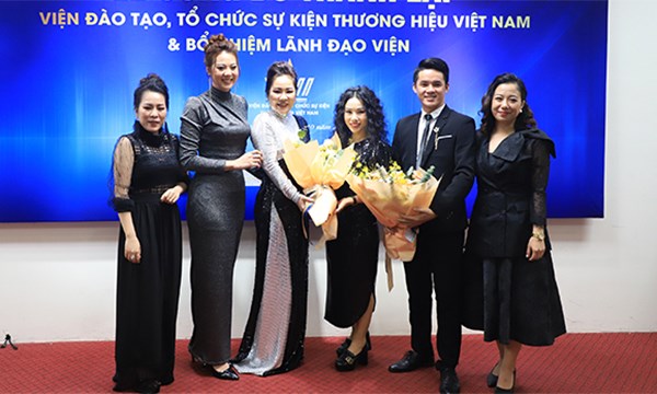 Ban lãnh đạo Viện Đào tạo, tổ chức sự kiện thương hiệu Việt Nam ra mắt
