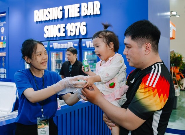 Vinamilk lan tỏa giá trị thương hiệu Việt tại Hội chợ Mùa Thu 2025 - Ảnh 2 Vinamilk lan tỏa giá trị thương hiệu Việt tại Hội chợ Mùa Thu 2025 - Ảnh 2