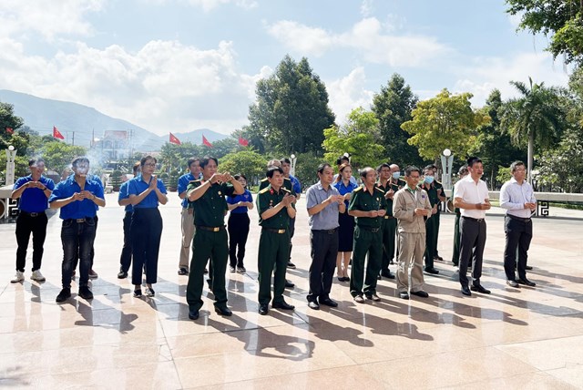 Tập thể Ban l&atilde;nh đạo, Hội CCB, Đo&agrave;n thanh ni&ecirc;n PVFCCo d&acirc;ng hương tại Đ&agrave;i tưởng niệm liệt sĩ thị x&atilde; Ph&uacute; Mỹ, tỉnh B&agrave; Rịa - Vũng T&agrave;u.