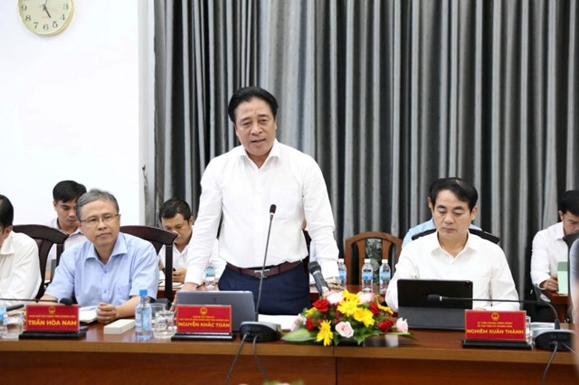 Ông Nguyễn Khắc Toàn, Phó Bí thư Tỉnh ủy, Chủ tịch UBND tỉnh Khánh Hòa phát biểu tại buổi làm việc.  Ông Nguyễn Khắc Toàn, Phó Bí thư Tỉnh ủy, Chủ tịch UBND tỉnh Khánh Hòa phát biểu tại buổi làm việc. 