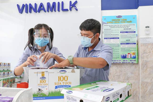 Hệ thống Giấc mơ sữa Việt của Vinamilk với hơn 500 cửa h&agrave;ng tr&ecirc;n cả nước, kết hợp k&ecirc;nh thương mại điện tử đ&atilde; đ&oacute;ng g&oacute;p t&iacute;ch cực v&agrave;o doanh thu của Q3.2021