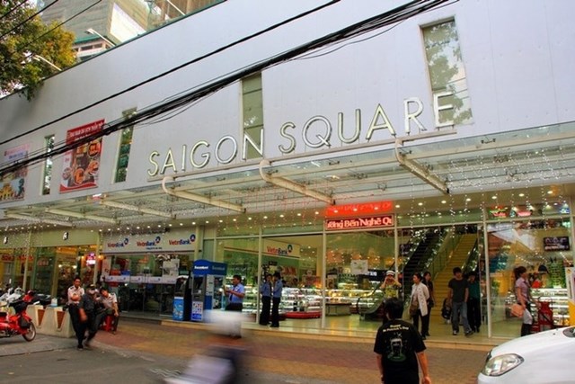 Trung t&acirc;m thương mại Saigon Square thuộc sở hữu của C&ocirc;ng ty TNHH Thương mại - Dịch vụ Phan Th&agrave;nh do thiếu gia Phan Th&agrave;nh điều h&agrave;nh.