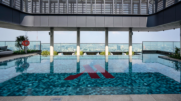 Kh&ocirc;ng gian như resort tại t&ograve;a Lake dự &aacute;n Grand Marina, Saigon, với Hồ bơi ngo&agrave;i trời 143m2 c&ugrave;ng Sun Lounge tắm nắng chuẩn Marriott.