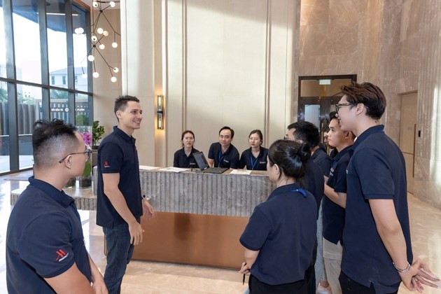 Nhằm đ&aacute;p ứng trải nghiệm sống chuẩn kh&aacute;ch sạn 5 sao, c&aacute;c quản gia Marriott tại Grand Marina Saigon được đ&agrave;o tạo hơn 250 giờ bồi dưỡng chuy&ecirc;n m&ocirc;n mỗi năm.