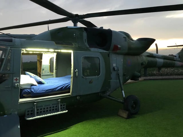 Chi 78 USD/đ&#234;m để ngủ trong một chiếc trực thăng cũ - Ảnh 3