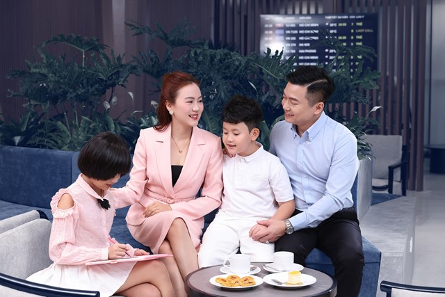 Ph&ograve;ng chờ PVcomBank Premier Lounge phục vụ đa dạng c&aacute;c nh&oacute;m kh&aacute;ch h&agrave;ng, bao gồm cả h&agrave;nh kh&aacute;ch c&oacute; chuyến bay v&agrave; người th&acirc;n, bạn b&egrave; đi tiễn, đ&oacute;n kh&aacute;ch.