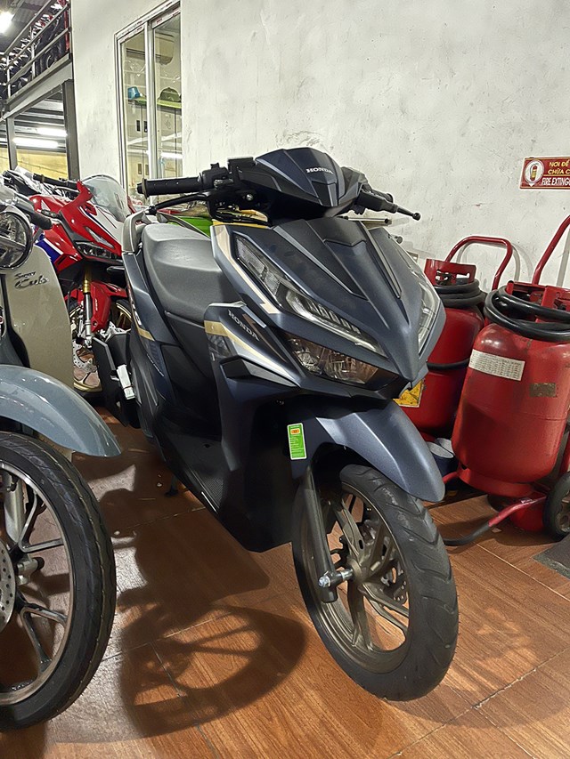 Honda Vario 125cc đang được đại l&yacute; ch&agrave;o b&aacute;n với gi&aacute; 46 triệu đồng, cao hơn đề xuất gần 5 triệu đồng. Ảnh L&ecirc; Ng&agrave;