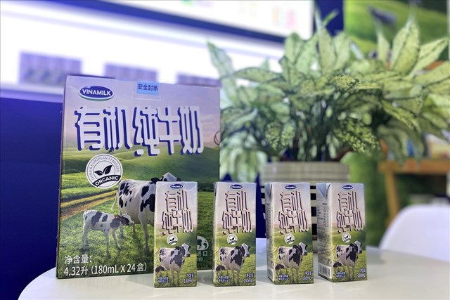 Sữa tươi Vinamilk Organic l&agrave; sản phẩm nổi bật được giới thiệu tại triển l&atilde;m FHC Thượng Hải 2021 nhờ sở hữu &ldquo;ti&ecirc;u chuẩn k&eacute;p&rdquo; l&agrave; Organic Ch&acirc;u &Acirc;u v&agrave; Organic Trung Quốc