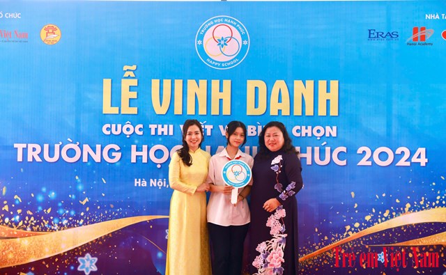 Nh&agrave; gi&aacute;o Trần Lệ Khanh - Hiệu trưởng Trường THCS Lĩnh Nam (quận Ho&agrave;ng Mai, H&agrave; Nội) v&agrave; Nh&agrave; gi&aacute;o Dương V&acirc;n Anh - Ph&oacute; Hiệu trưởng Trường THCS Lĩnh Nam (tr&aacute;i) chia sẻ niềm vui với học tr&ograve; được vinh danh Top 50 b&agrave;i viết ấn tượng nhất.