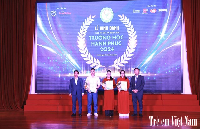 &Ocirc;ng Nguyễn Mạnh Huy - Tổng Bi&ecirc;n Tập Tạp ch&iacute; Trẻ em Việt Nam (b&ecirc;n phải), Trưởng Ban Tổ chức cuộc thi v&agrave; &ocirc;ng Nguyễn Ngọc Quang - Tổng Thư k&yacute; T&ograve;a soạn Tạp ch&iacute; Trẻ em Việt Nam, Ph&oacute; Ban Thường trực cuộc thi, trao vinh danh Top 10 trường li&ecirc;n cấp hạnh ph&uacute;c: Hệ thống gi&aacute;o dục Alpha; Trường Song ngữ quốc tế Hanoi Academy; Trường Tiểu học, THCS v&agrave; THPT Đo&agrave;n Thị Điểm Hạ Long.