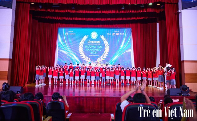 Học sinh khối 3 Trường Song ngữ Quốc tế Hanoi Academy biểu diễn t&aacute;c phẩm "Người gieo mầm xanh" v&agrave; kết th&uacute;c bằng lời ch&agrave;o tạm biệt v&ocirc; c&ugrave;ng ấm &aacute;p: "Ch&uacute;ng con y&ecirc;u c&aacute;c thầy, c&aacute;c c&ocirc; ạ".