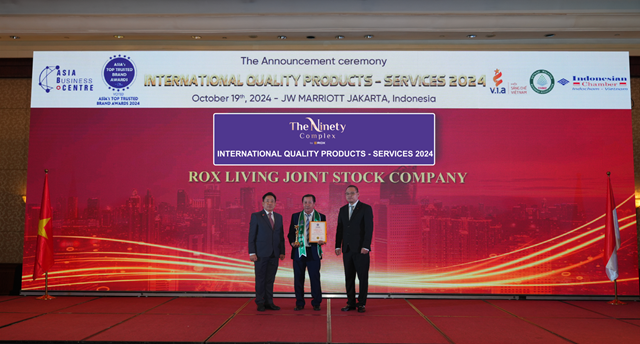 Đại diện ROX Living nhận giải thưởng tại Lễ c&ocirc;ng bố Asia's Top Trusted Brand Awards 2024 &nbsp;