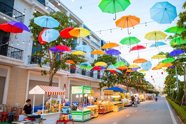 Khu đ&ocirc; thị TNR Stars Diễn Ch&acirc;u được trang ho&agrave;ng như l&agrave; điểm đến hấp dẫn nhất của Nghệ An trong c&aacute;c hoạt động cồng đồng. &nbsp;