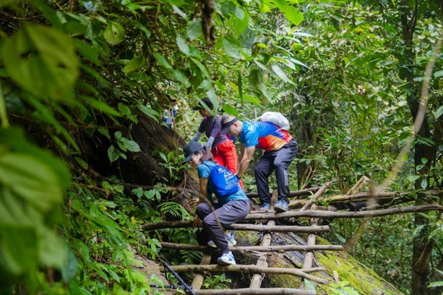 Văn h&oacute;a doanh nghiệp đ&atilde; chạm đến cảm x&uacute;c của nh&acirc;n vi&ecirc;n khi được lồng gh&eacute;p kh&eacute;o l&eacute;o tr&ecirc;n h&agrave;nh tr&igrave;nh trekking xuy&ecirc;n rừng. &nbsp;