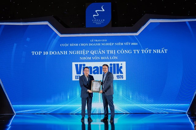 Đại diện Vinamilk (b&ecirc;n tr&aacute;i) đ&oacute;n nhận danh hiệu Top 10 Doanh nghiệp Quản trị c&ocirc;ng ty tốt nhất (nh&oacute;m vốn h&oacute;a lớn) năm thứ 10 li&ecirc;n tiếp. &nbsp;