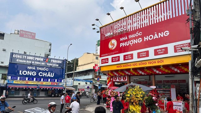 Nh&agrave; thuốc Phượng Ho&agrave;ng mở cửa h&agrave;ng đối diện nh&agrave; thuốc Long Ch&acirc;u.