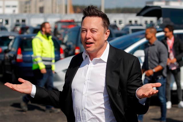 Tỷ ph&uacute; Elon Musk ho&agrave;n to&agrave;n c&oacute; thể đe dọa vị tr&iacute; người gi&agrave;u nhất thế giới của Jeff Bezos v&igrave; gi&aacute; cổ phiếu Tesla c&oacute; thể tăng mạnh trong năm tới. Ảnh: The Guardian