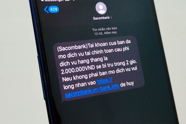 Tin nhắn giả mạo do c&aacute;c đối tượng lừa đảo gửi đến nạn nh&acirc;n.