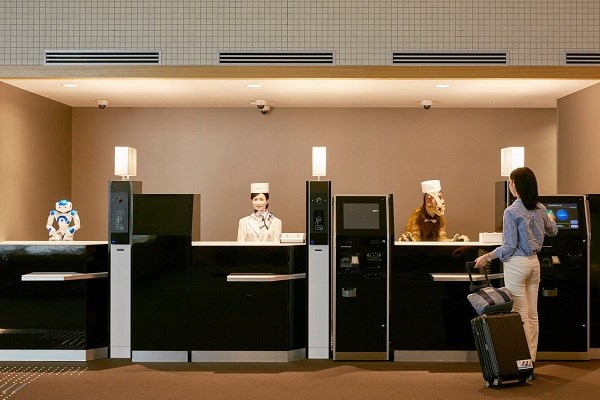 Robot l&agrave;m lễ t&acirc;n trong một kh&aacute;ch sạn ở Nhật Bản. Ảnh: Vietnamnet.