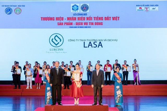 B&agrave; Nguyễn Thị L&agrave;nh (Founder Lurcinn) nhận cup v&agrave; chứng nhận "Top 10 thương hiệu &ndash; nh&atilde;n hiệu nổi tiếng đất Việt 2022". (Ảnh: BC)