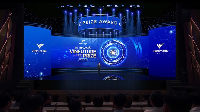 &nbsp;S&acirc;n khấu mang đậm m&agrave;u sắc c&ocirc;ng nghệ hiện đại của Lễ trao giải VinFuture 2024