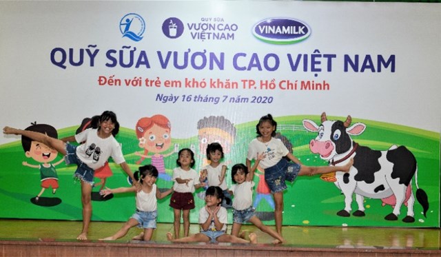 Quỹ sữa vươn cao Việt Nam v&#224; Vinamilk tiếp tục h&#224;nh tr&#236;nh kết nối y&#234;u thương tại TP.HCM - Ảnh 1