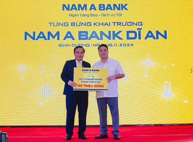 Đại diện Nam A Bank trao tặng Quỹ v&igrave; người ngh&egrave;o Tp.Dĩ An.