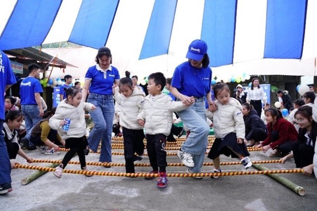 &nbsp;Những c&aacute;i nắm tay, c&aacute;i &ocirc;m v&agrave; t&igrave;nh cảm ch&acirc;n th&agrave;nh khiến m&oacute;n qu&agrave; gửi đến c&aacute;c em nhỏ trở n&ecirc;n ấm &aacute;p hơn giữa ng&agrave;y trở r&eacute;t.