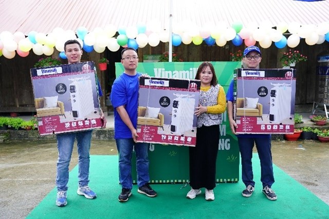 Điểm trường xa nhất c&aacute;ch trung t&acirc;m x&atilde; hơn 20km, kh&ocirc;ng thể di chuyển bằng xe m&aacute;y, c&aacute;c c&ocirc; gi&aacute;o phải lội bộ gần 5 giờ để đến lớp. Điều kiện rất kh&oacute; khăn. Trao tặng những chiếc m&aacute;y sưởi cho nh&agrave; trường, &ocirc;ng Hồ Tuấn Nam &ndash; Gi&aacute;m đốc Trang trại Vinamilk Tuy&ecirc;n Quang - chia sẻ: &ldquo;Hy vọng những chiếc &aacute;o ấm v&agrave; m&aacute;y sưởi n&agrave;y sẽ gi&uacute;p c&ocirc; v&agrave; tr&ograve; c&oacute; những giờ học, giờ chơi ấm &aacute;p hơn giữa m&ugrave;a đ&ocirc;ng. Mong c&aacute;c c&ocirc; giữ sức khỏe để tiếp tục dạy dỗ, chăm s&oacute;c c&aacute;c con&rdquo;.&nbsp;&nbsp;