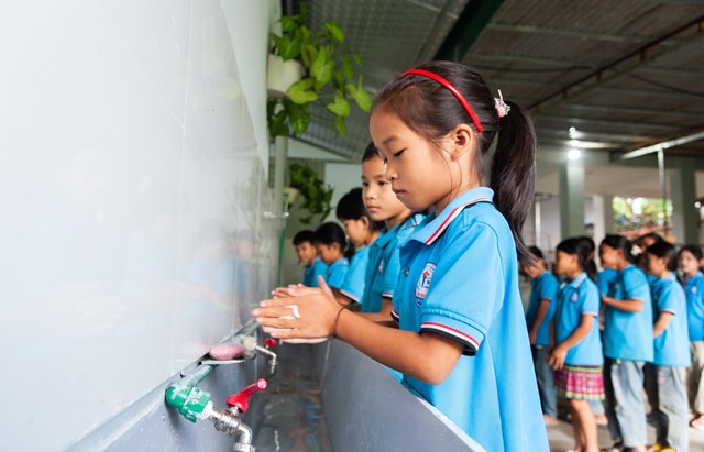 C&aacute;c em học sinh trường Tiểu học Bản Bo (huyện Tam Đường, tỉnh Lai Ch&acirc;u) h&agrave;o hứng sử dụng c&ocirc;ng tr&igrave;nh nh&agrave; vệ sinh mới.