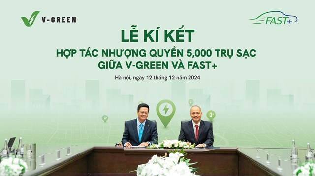 &Ocirc;ng Nguyễn Th&agrave;nh Dương, Tổng gi&aacute;m đốc C&ocirc;ng ty V-GREEN, &ocirc;ng Nguyễn Phi Long, Gi&aacute;m đốc C&ocirc;ng ty cổ phần trạm sạc Fast+, tại lễ k&yacute; kết hợp t&aacute;c nhượng quyền 5.000 trụ sạc cho xe điện VinFast.