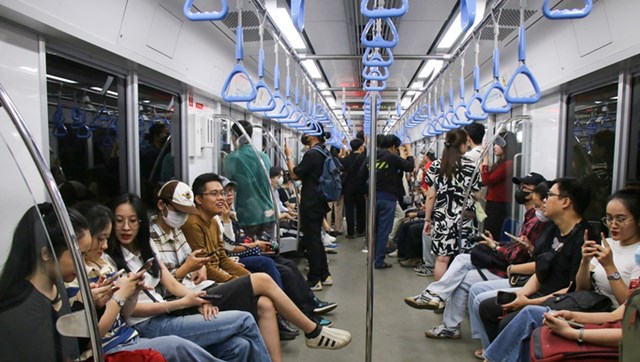 Để thuận tiện cho h&agrave;nh kh&aacute;ch, tuyến metro kết nối với 17 tuyến xe bu&yacute;t điện v&agrave; c&aacute;c tuyến xe bu&yacute;t hiện hữu. Th&ocirc;ng tin chi tiết được cập nhật qua website buyttphcm.gov.vn hoặc ứng dụng Go!Bus.