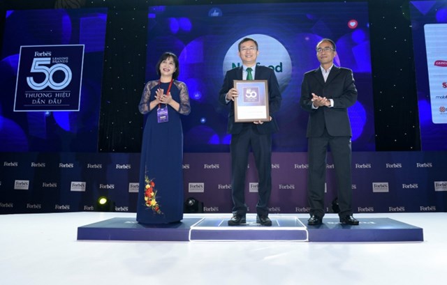B&aacute;c sĩ Mai Thanh Việt &ndash; Gi&aacute;m đốc Tiếp thị Cấp cao đại diện Nutifood nhận giải thưởng 50 thương hiệu dẫn đầu.