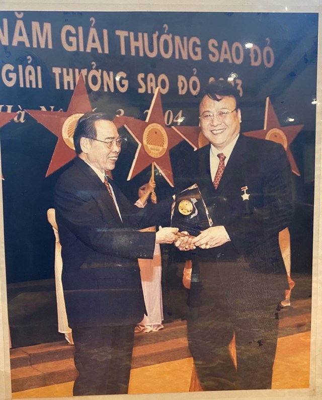 Thủ tướng Phan Văn Khải trao giải thưởng Sao Đỏ cho &ocirc;ng Đỗ Anh Dũng, Chủ tịch ki&ecirc;m Tổng gi&aacute;m đốc T&acirc;n Ho&agrave;ng Minh năm 2004