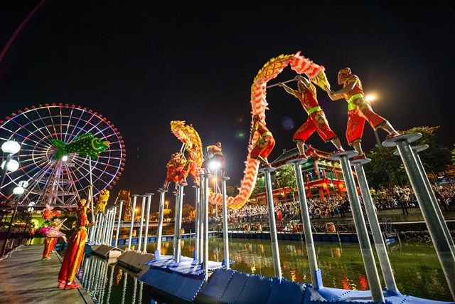 Biểu diễn L&acirc;n sư rồng Mai hoa thung tại S&acirc;n khấu mặt nước - C&ocirc;ng vi&ecirc;n Ch&acirc;u &Aacute; - Asia Park &nbsp;