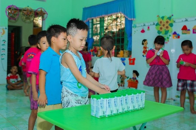 Sữa học đường Quảng Nam: Học sinh miền n&#250;i được uống sữa miễn ph&#237; - Ảnh 5