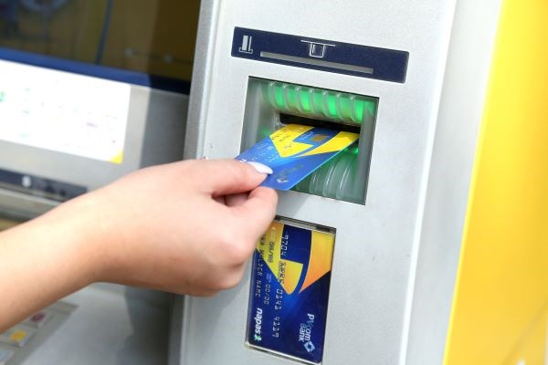 PVcomBank ‘chip h&#243;a’ thẻ ATM nội địa - Ảnh 1