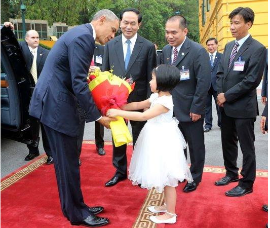 Bé Phương Linh - học sinh lớp 1 trường Nguyễn Siêu - tặng hoa Tổng thống Obama tại Phủ Chủ tịch 