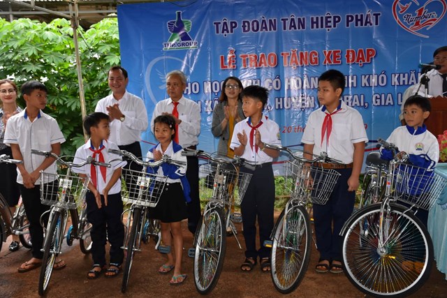 T&#226;n Hiệp Ph&#225;t trao tặng 50 chiếc xe đạp cho học sinh ngh&#232;o tại v&#249;ng bi&#234;n giới tỉnh Gia Lai trước năm học mới. - Ảnh 1