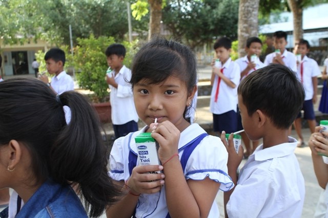 Trẻ em Tr&#224; Vinh đ&#243;n niềm vui uống sữa học đường - Ảnh 2