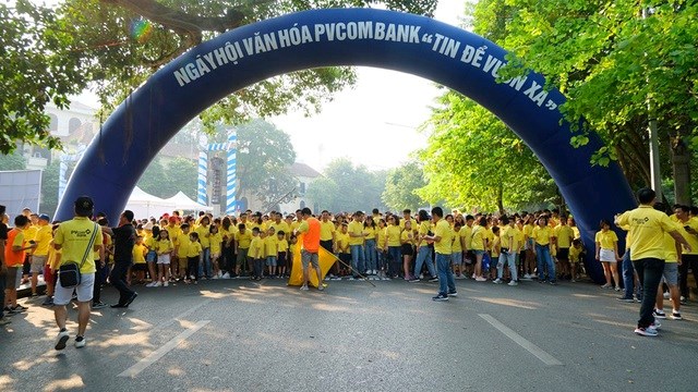 Gần 10.000 người tham gia đi bộ trong Ng&#224;y hội văn h&#243;a PVcomBank 2019 - Ảnh 4
