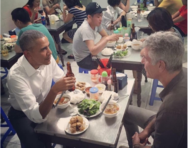  Ông Obama cùng đầu bếp riêng thưởng thức bún chả tại quán Hương Liên, uống bia Hà Nội 