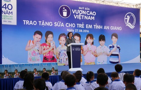 Vinamilk v&#224; Quỹ sữa Vươn cao Việt Nam trao tặng 111.000 ly sữa cho hơn 1.200 trẻ em  tỉnh An Giang - Ảnh 1